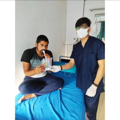 spirometer to covid patient to enhance the activity of lungs by @mukulfitphysio
.
.
.
👉Incentive spirometer benefits
improving lung function.
reducing mucus buildup.
strengthening lungs during extended rest.
lowering the chance of developing lung infections.